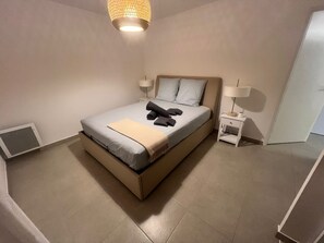 2 عدّة غرف نوم ومكواة/لوح كي وواي فاي وملاءات أسرّة