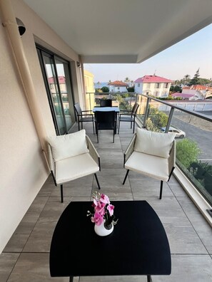 تناول الطعام بالخارج