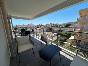 تناول الطعام بالخارج