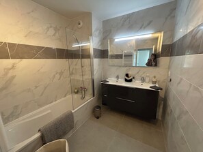 مجففات شعر، مناشف، صابون، ورق حمّام