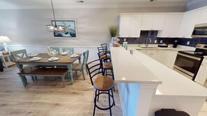 Condo, 3 habitaciones | Cocina privada | Refrigerador, horno, cafetera y tetera y tostadora 