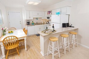 Condo, 2 quartos | Cozinha privada | Geladeira, fogão, cafeteira/chaleira, torradeira