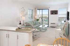 Condo, 2 quartos | Área de estar