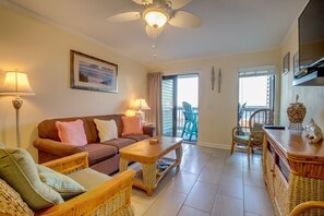 Condo, 2 habitaciones | Área de sala de estar