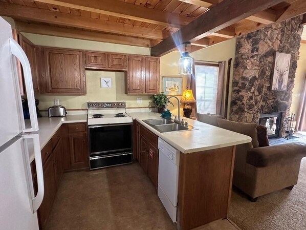 Oven, stovetop, dishwasher, toaster - Riverbend #1 Full - Resort on the River (Red River)
