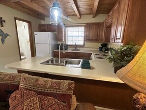 Een oven, een kookplaat, een vaatwasser, een broodrooster