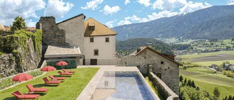 Innendørsbasseng og sesongbasert utendørsbasseng