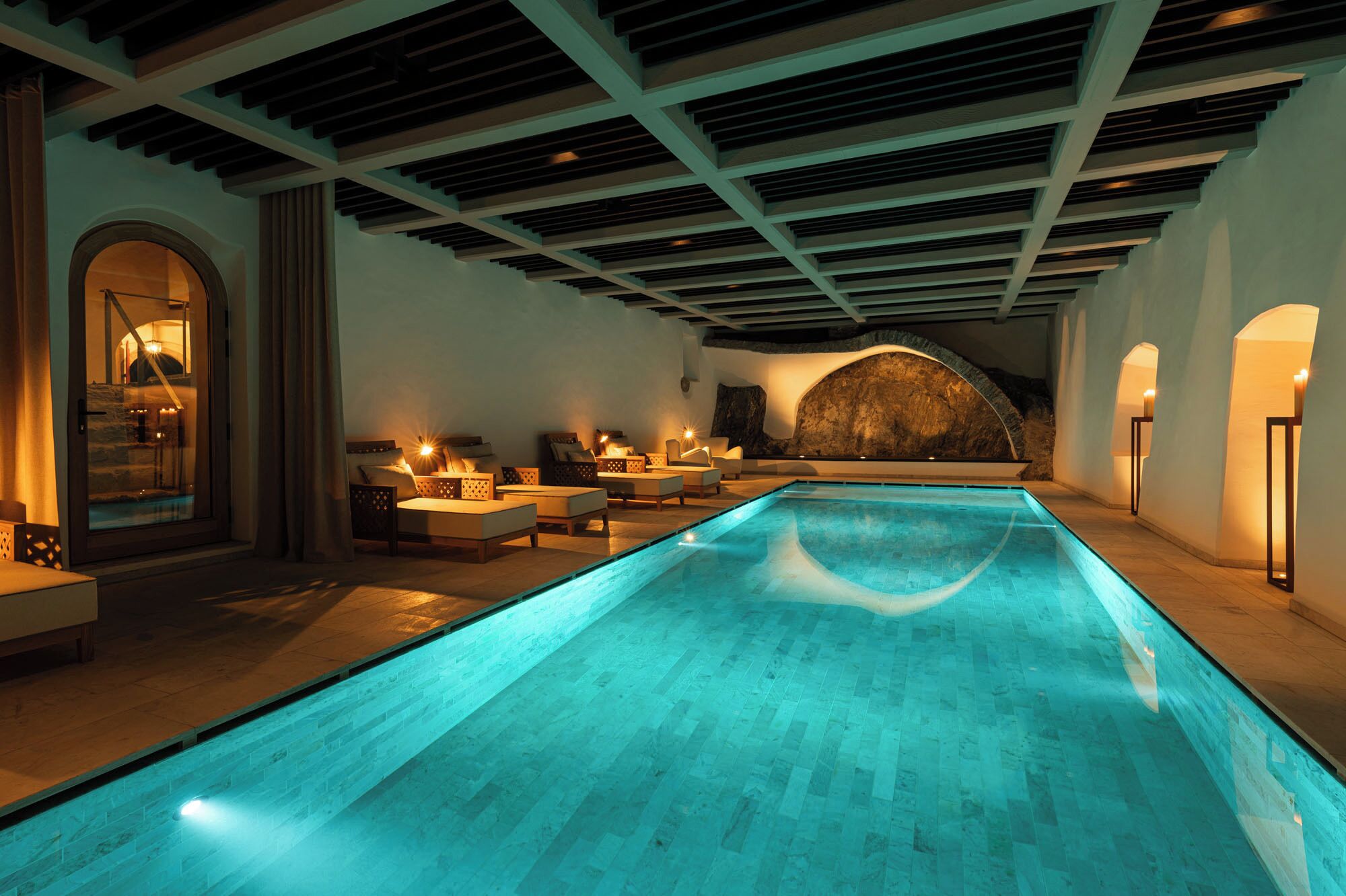 Piscina coperta, piscina stagionale all'aperto