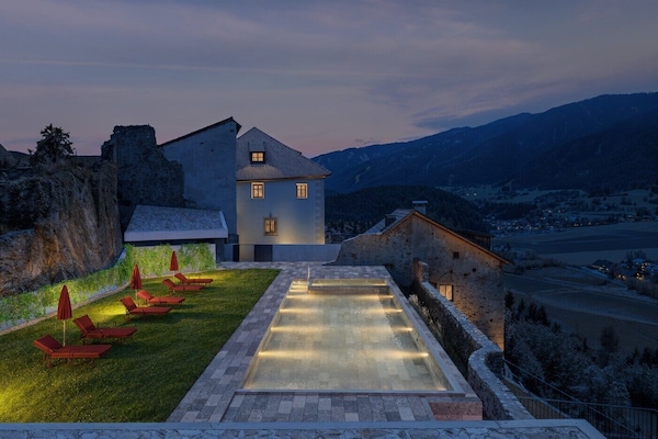 Innenpool, AuĂenpool (je nach Saison geöffnet)