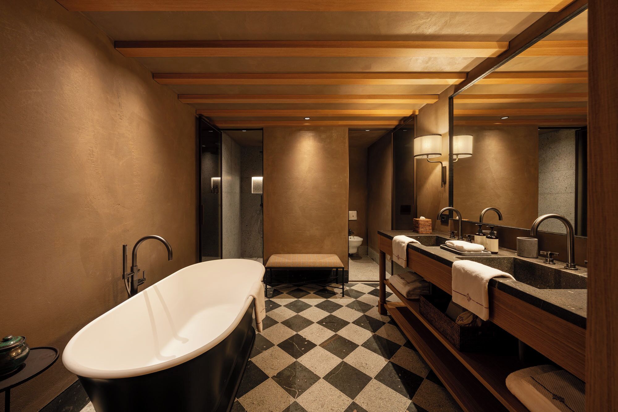Un baño moderno con una bañera independiente, un espejo grande y un piso de pisos.