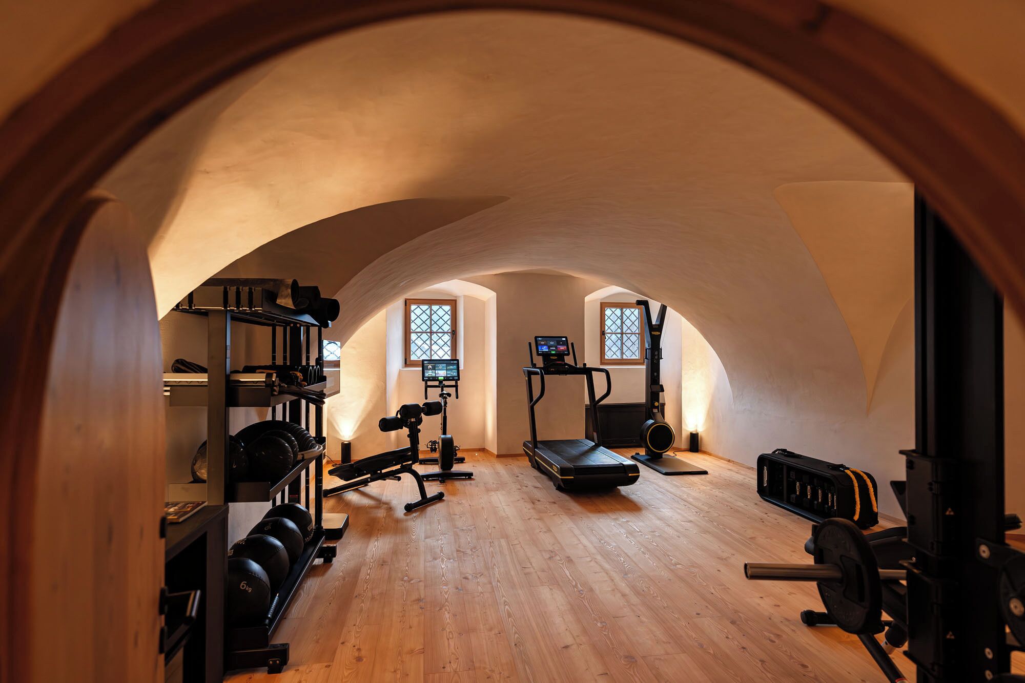 Una palestra con attrezzature per esercizi, tapis roulant e macchinari per sollevamento pesi.
