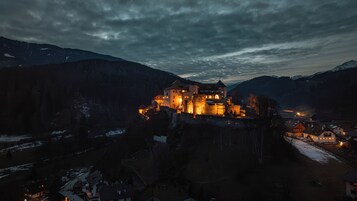 Fachada da propriedade à noite