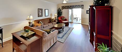 Condo, 3 Bedrooms | Living area