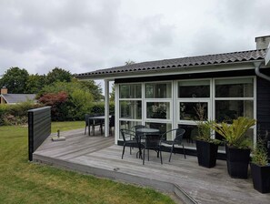 Outdoor dining - Charming cottage with large fenced garden (Løgstør)
