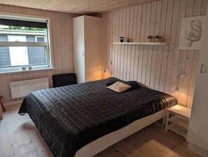 4 bedrooms, iron/ironing board, free WiFi - Charming cottage with large fenced garden (Løgstør)