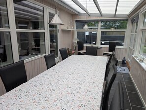 Dining - Charming cottage with large fenced garden (Løgstør)