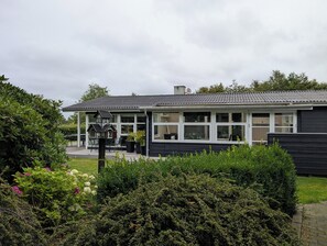 Exterior - Charming cottage with large fenced garden (Løgstør)