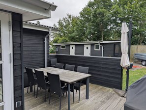 Outdoor dining - Charming cottage with large fenced garden (Løgstør)