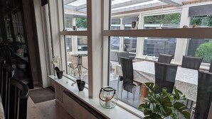 A kitchen with a window, a radiator, and a potted plant. - Charming cottage with large fenced garden (Løgstør)