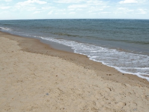 Une plage de sable fin aux vagues douces.