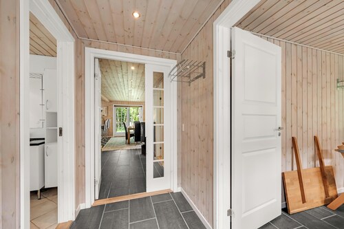 Large holiday home with large outdoor wilderness bath and activity room, only.