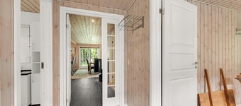 Large holiday home with large outdoor wilderness bath and activity room, only.