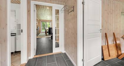 Large holiday home with large outdoor wilderness bath and activity room, only.