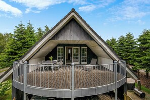 Outdoor dining - Large holiday home with large outdoor wilderness bath and activity room, only. (Skjern)