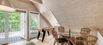 Large holiday home with large outdoor wilderness bath and activity room, only.