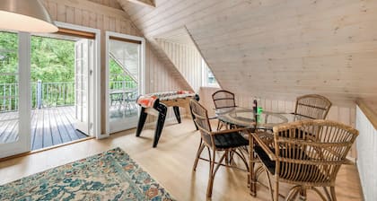 Large holiday home with large outdoor wilderness bath and activity room, only.