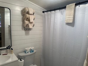 Hair dryer, towels, shampoo - Brown Dog Cabin up Bittercreek, Red River (Red River)