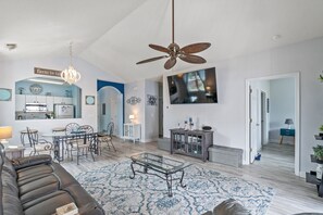 コンドミニアム 2 ベッドルーム | リビング エリア | スマートテレビ