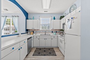 コンドミニアム 2 ベッドルーム | 専用キッチン | 冷蔵庫、オーブン、コーヒー / ティーメーカー、トースター