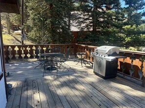 Outdoor dining - Valley of the Pines Chalet (Red River)