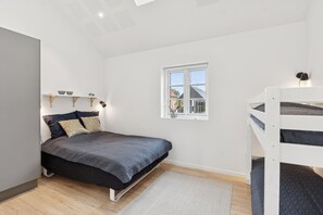 3 bedrooms, iron/ironing board, free WiFi