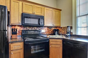 Fridge, microwave, oven, stovetop - Entire 2BD, Near Forsyth Park (Savannah)