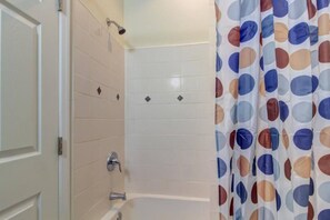 Douche, sèche-cheveux, serviettes fournies