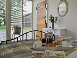 3 bedrooms, free WiFi - 3 bedroom accommodation in Penybont, near Llandrindod Wells (Penybont, near Llandrindod Wells)