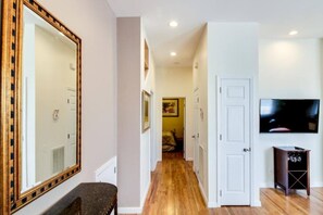 Interior - Downstairs 2BD, Downtown Savannah (Savannah)