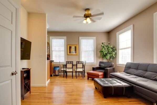 TV - Downstairs 2BD, Downtown Savannah (Savannah)