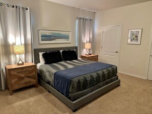 8 Schlafzimmer, Schreibtisch, Bügeleisen/Bügelbrett, Reisekinderbett