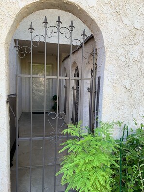 Exterior detail - Fully Furnished, 3 King Bedrooms, Townhouse  on Bluebird Lane, Palmdale (Palmdale)