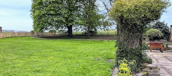 3 bedroom accommodation in Featherstone, near Wakefield