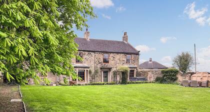 3 bedroom accommodation in Featherstone, near Wakefield
