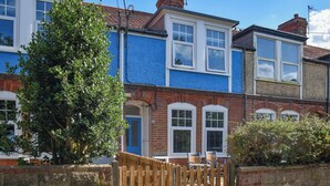 A row of terraced houses with a wooden fence in front. - 2 bedroom accommodation in Cromer (Cromer)