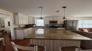 Réfrigérateur, four, plaque de cuisson, lave-vaisselle