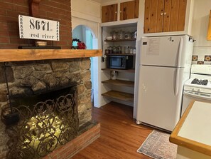 Een oven, een kookplaat, een vaatwasser