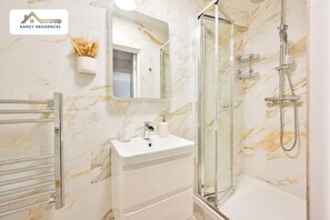 Een douche, een haardroger, handdoeken, zeep