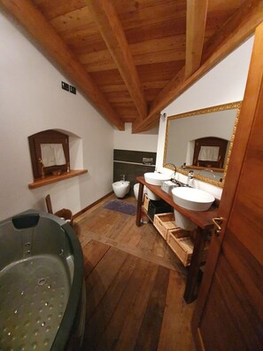 House, 4 Bedrooms, Accessible, Smoking | Bathroom