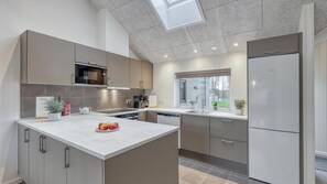 Fridge, oven, stovetop, coffee/tea maker